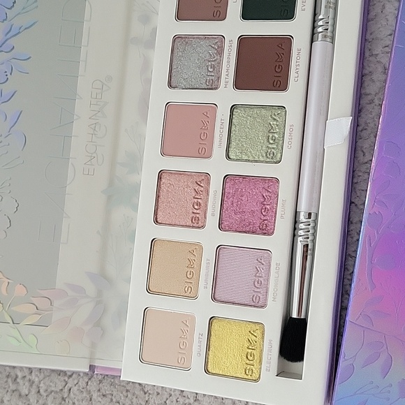 Sigma Beauty Enchanted Eyeshadow Palette with Brush Set - Brand New - Picture 2 of 4